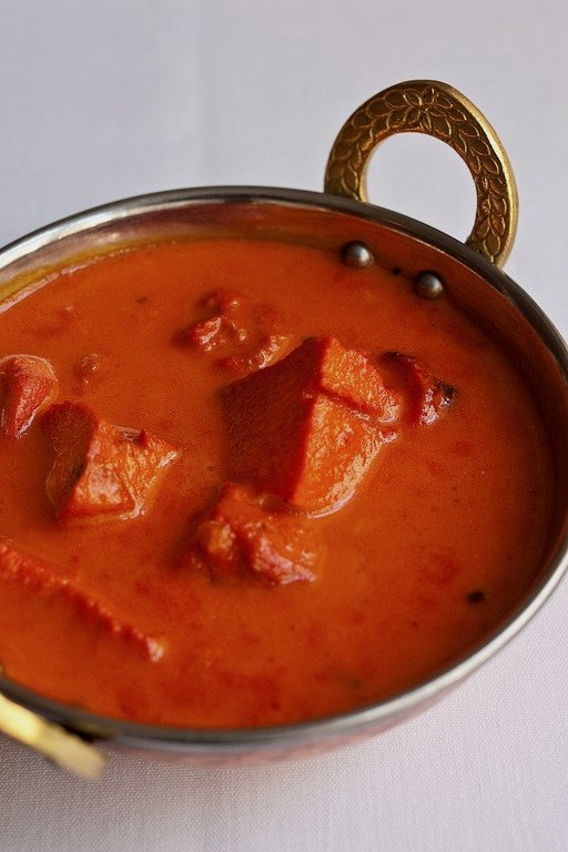 Curry mijoté dans un kadai en cuivre
