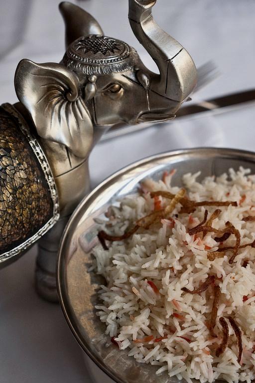 Biryani au safran, riz basmati et oignons caramélisés